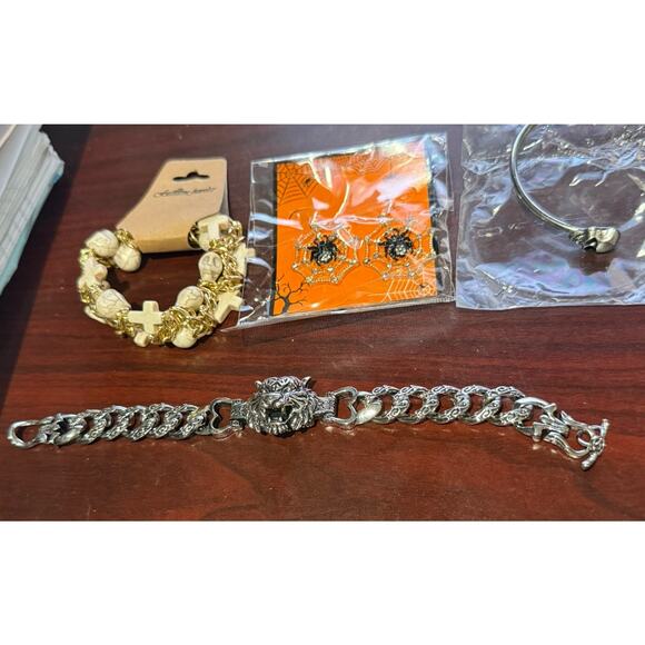 Bundle Lot of 4 Pieces HALLOWEEN VARIETY COSTUME JEWELRY Earrings Bracelets NEW - Picture 2 of 6